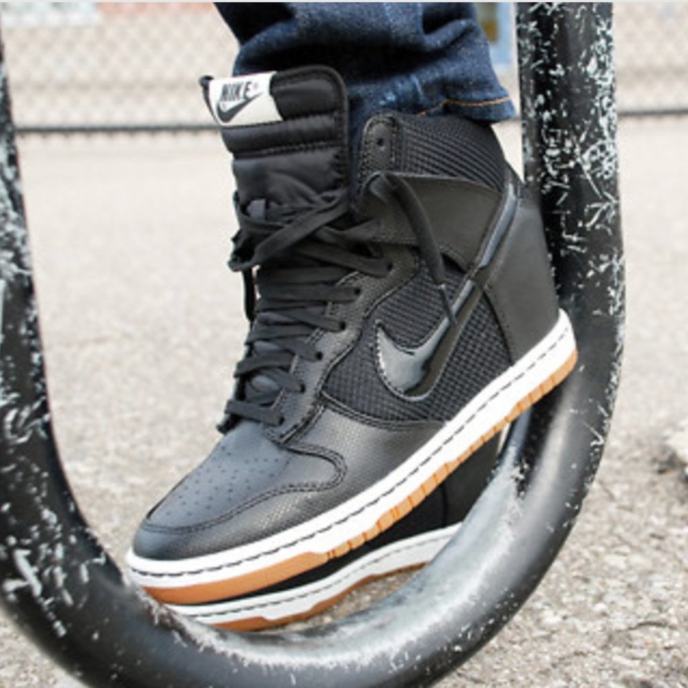 Nike Womens Dunk Sky Hi Sneaker